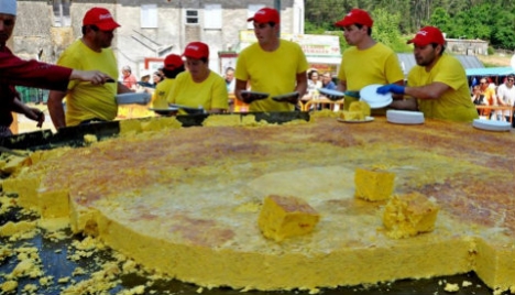 Испанские повара приготовили омлет из 6 тысяч яиц