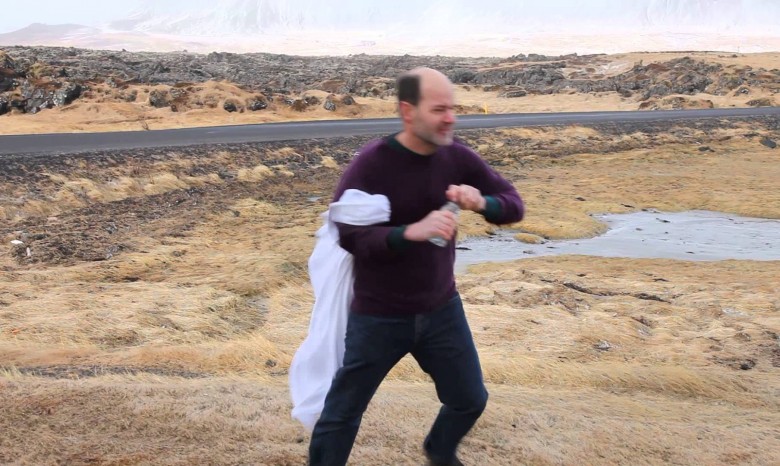 Турист снял смешное видео о том как в Исландии пить воду по ветру