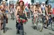 Голые велосипедисты устроили парад в Британии (видео)
