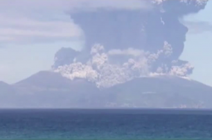 Извержению вулкана в Японии присвоили максимальный уровень опасности