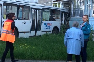В России троллейбус столкнулся с девятиэтажкой