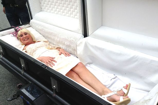 Британская невеста приехала на свою свадьбу в гробу