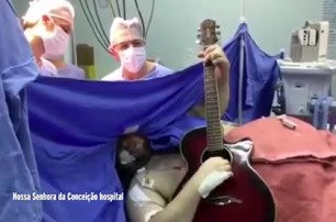 Во время операции на головном мозге пациент играл на гитаре (видео)