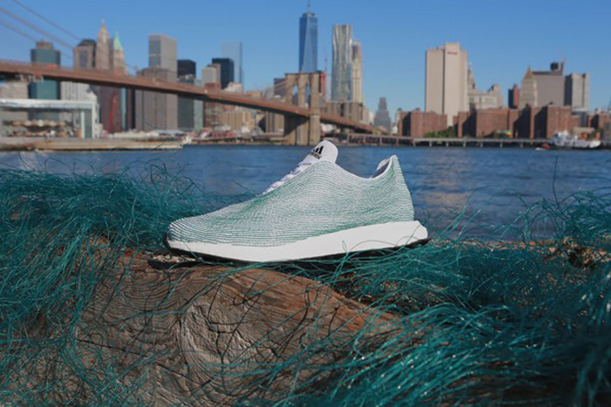 Кроссовки Adidas из океанского мусора и пластиковых отходов