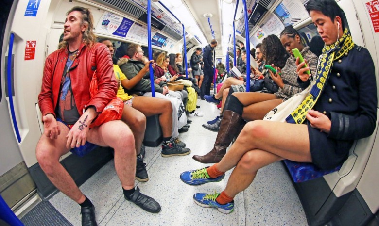 В европейских странах прошел флэшмоб «В метро без штанов»