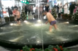 В ТРЦ «Караван» двое обнаженных мужчин купались в фонтане
