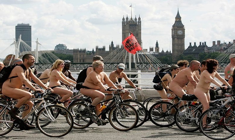 В Британии прошел заезд голых велосипедистов