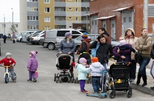 Во Львове водитель микроавтобуса травмировал на тротуаре двух женщин с малолетними детьми и скрылся