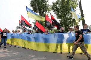 Активисты собрались на въезде в Борисполь, чтоб не пропустить участников «крестного хода» УПЦ в Киев