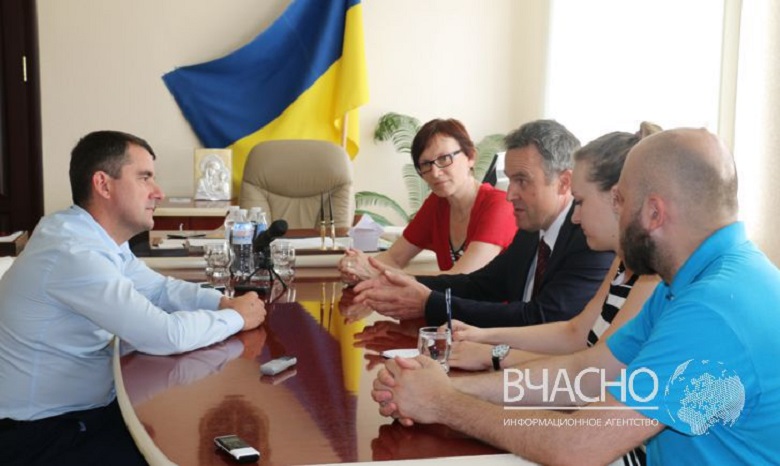 Бельгия выделит миллион евро на решение проблем переселенцев с Донбасса, — посол Люк Якобс во время визита в Славянск
