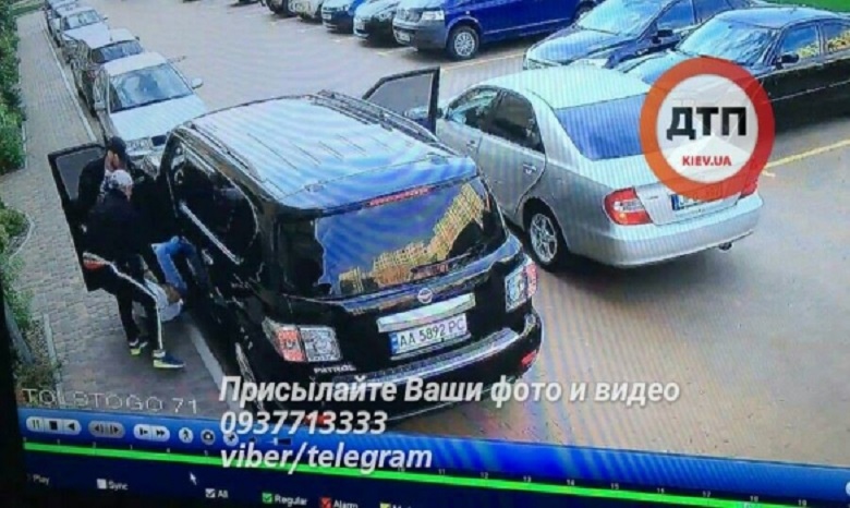 СМИ: В Киеве из автомобиля похитили семейную пару (ВИДЕО)