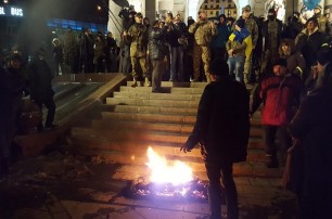 В центре Киева произошли стычки с правоохранителями, снова пылают покрышки