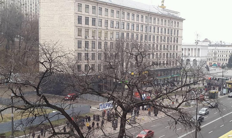 В центре Киева начали собираться люди (ФОТО)