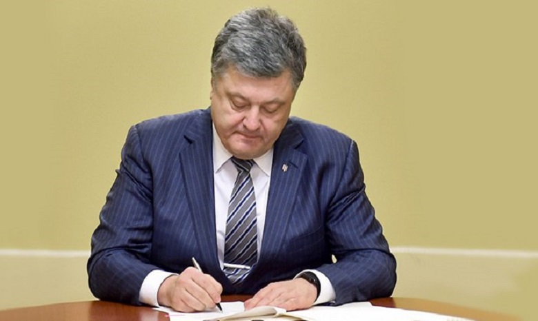 Порошенко подписал закон об устранении административных барьеров для экспорта услуг