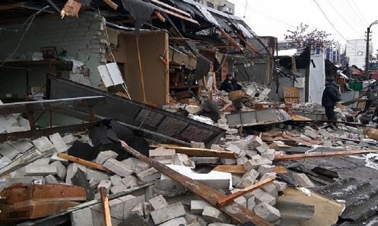 Борьба с МАФами: ночью в Киеве бульдозер разрушил 20 киосков