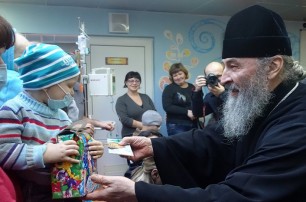 Предстоятель УПЦ поздравил маленьких пациентов Национального института рака с днем Святого Николая