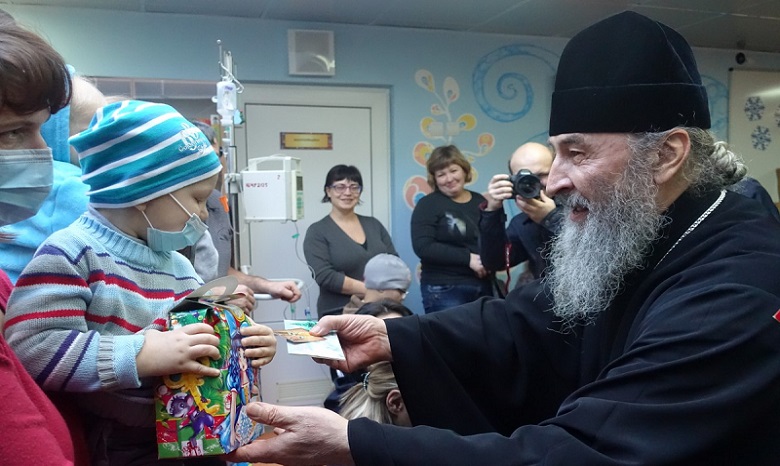 Предстоятель УПЦ поздравил маленьких пациентов Национального института рака с днем Святого Николая