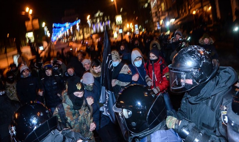 На Грушевского произошло столкновение между участниками марша памяти и полицией