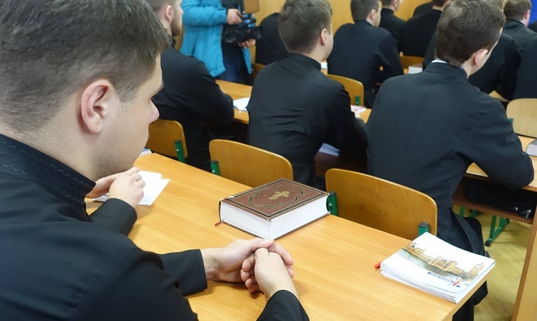 УПЦ начала обучать будущих капелланов во всех духовных учебных заведениях (ВИДЕО)