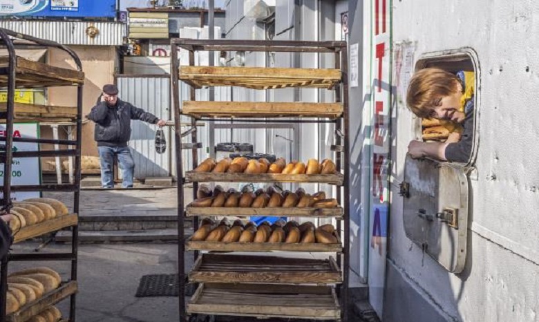 Украинцев кормят дорогим, но некачественным хлебом