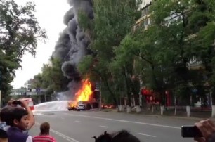 В Казахстане при взрыве бензовоза загорелся дом