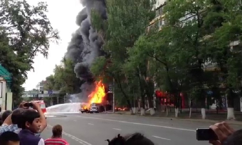В Казахстане при взрыве бензовоза загорелся дом