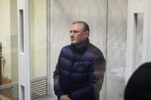 Суд продлил Ефремову арест до конца апреля
