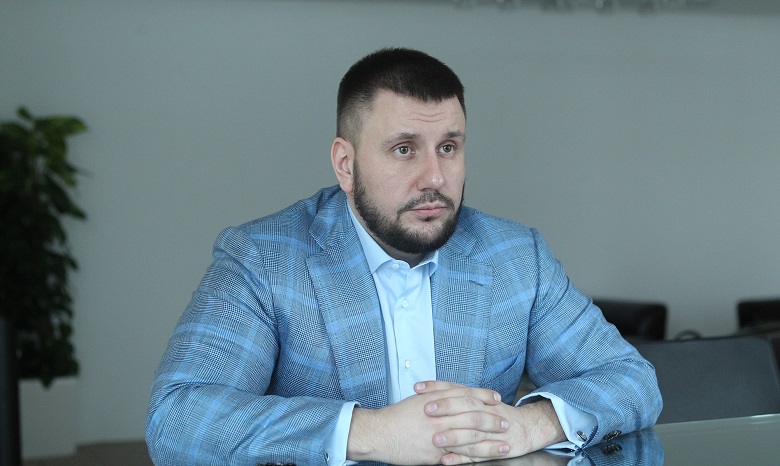 Суд разрешил заочное расследование против экс-министра Клименко