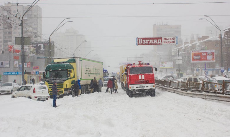 Снежный апокалипсис в Киеве: в КГГА сообщили, когда пустят фуры в город
