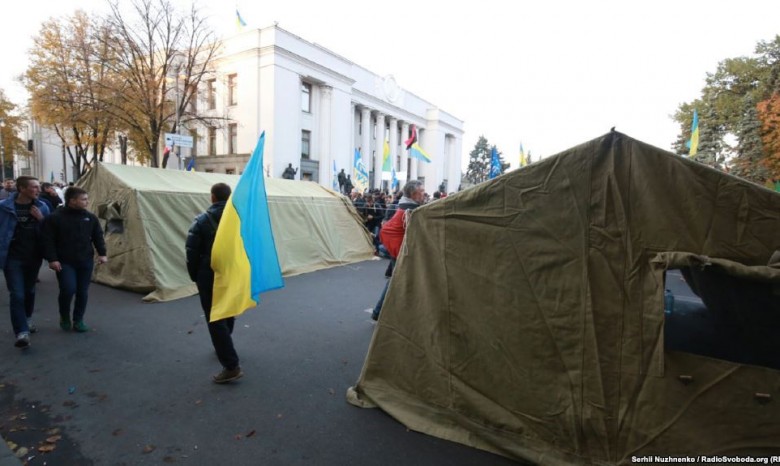 Из-под Рады убрали часть палаток