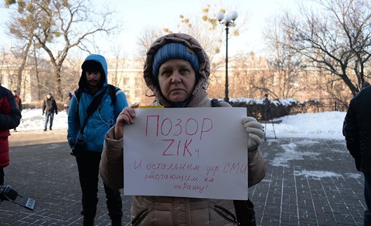 Активисты пришли бойкотировать телеканал ZIK за интервью с Портновым