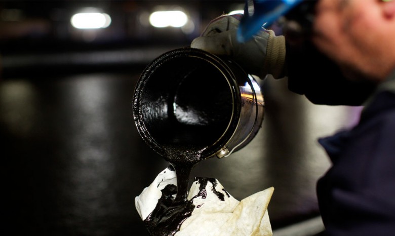 Цены на нефть опустились за счет повышения запасов топлива