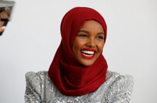 На обложке Vogue впервые появилась женщина в хиджабе