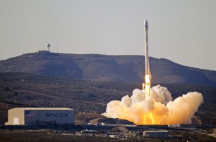 Space X запустила ракету Falcon 9 с грузом для МКС