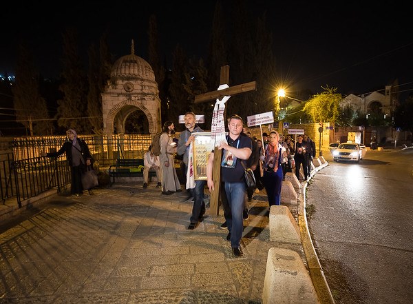 Сотни украинцев прошли дорогой скорби и молились за мир в Иерусалиме