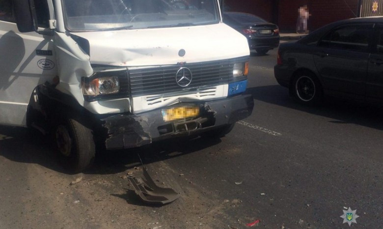 В Одессе столкнулись автобус и легковушка, 11 человек пострадали