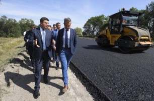 Гройсман "открестился" от плохих дорог в Украине
