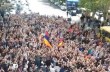 В Ереване к демонстрантам присоединились военные