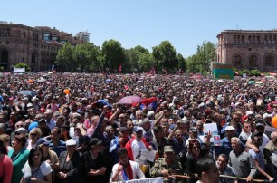 Участники протестов в Ереване заблокировали основные дороги и подъезд к аэропорту