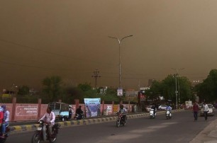 В Индии из-за песчаной бури погибли более 70 человек
