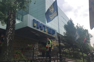 Здание телеканала "Интер" заблокировал "Национальный корпус"