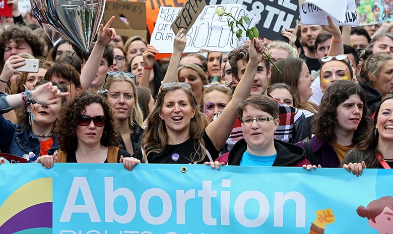Ирландцы празднуют легализацию абортов