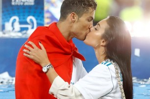 Девушка Роналду поздравила любимого с победой поцелуем