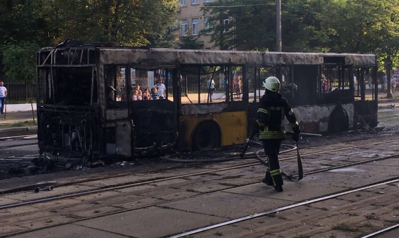 В Киеве на Лукьяновке горит автобус (видео)
