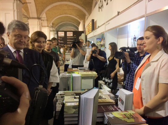Какие книги Петр Порошенко приобрел на Книжном Арсенале