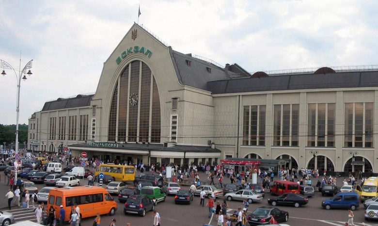 Киевский ЖД вокзал превратился в сточную канаву