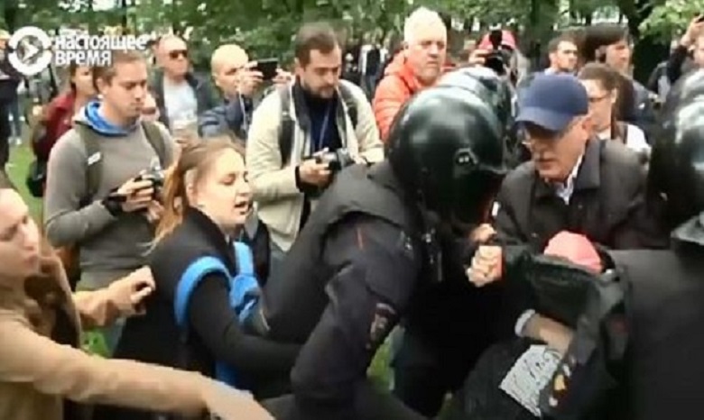 В России протестующие отбили женщину, которую задержал ОМОН (ВИДЕО)