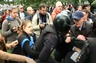 В России протестующие отбили женщину, которую задержал ОМОН (ВИДЕО)