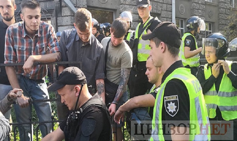 Участники митинга под Радой приковывают себя наручниками к забору, стягиваются дополнительные подразделения полиции (ФОТО)