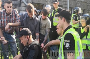 Участники митинга под Радой приковывают себя наручниками к забору, стягиваются дополнительные подразделения полиции (ФОТО)